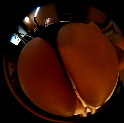 【脚フェチ】上半身裸の女性の脚を360度カメラでアップ撮影 ダウンロード