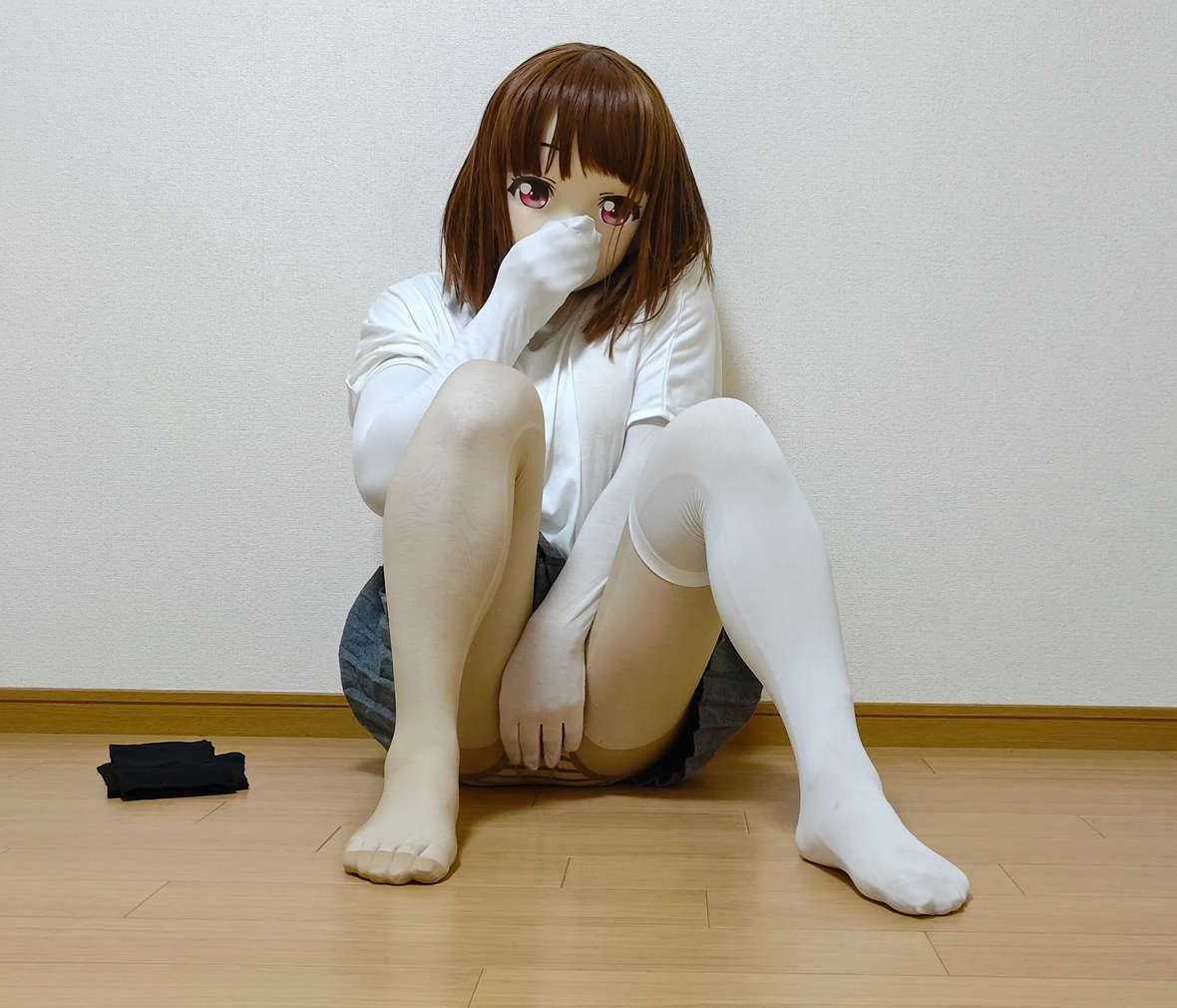 Gcolle 着ぐるみパンストオナニー(白Tシャツ、ミニスカート、ベージュパンスト、白ニーソックス、黒ニーソックスカバコ) ona13.mp4 985653
