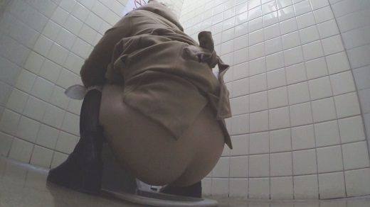 【駅女子トイレ盗撮】膀胱パンパンでいつまでたってもションベンが止まらない女ｗｗｗｗ【素人】 ダウンロード