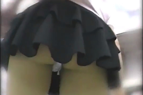 【素人ギャルのパンツ】黒のヒラヒラミニスカートからパンチラ！