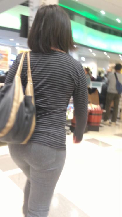 お尻のボリュームがすごいです！どこを触ってもやわらかそうなちょいぽちゃお姉さん