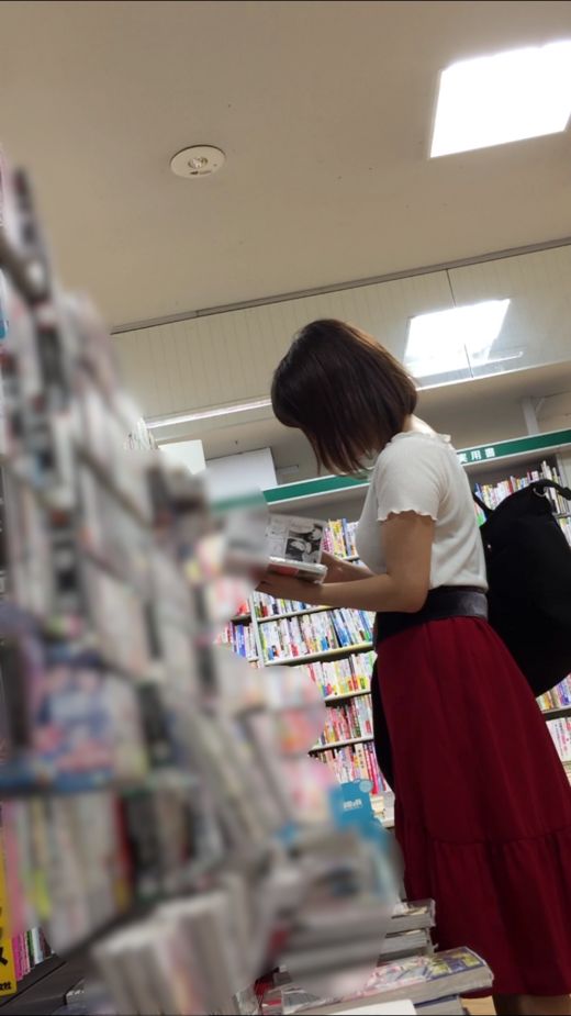 【逆さ盗撮】大学の書店で見かけた文学少女JD女子大生パンチラ！ gallery photo 3