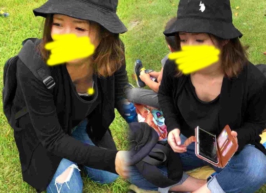 【遠足中の知人若ママ】子供たちそっちのけで丸見え胸チラ!!