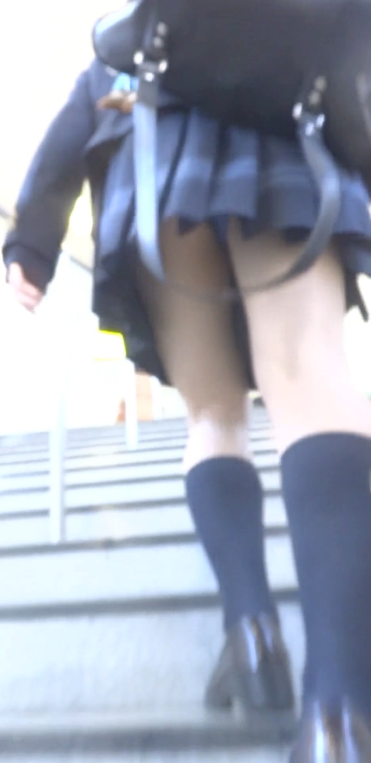 パンチラ盗撮 制服女子 青地に黄色の水玉パンツがモロ見え gallery photo 1