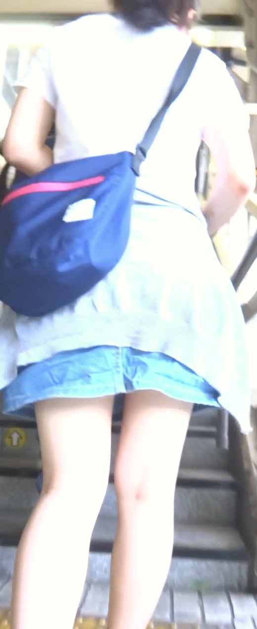 [★新作]パンチラ盗撮 女子大生 水色パンツが尻に食い込み gallery photo 1