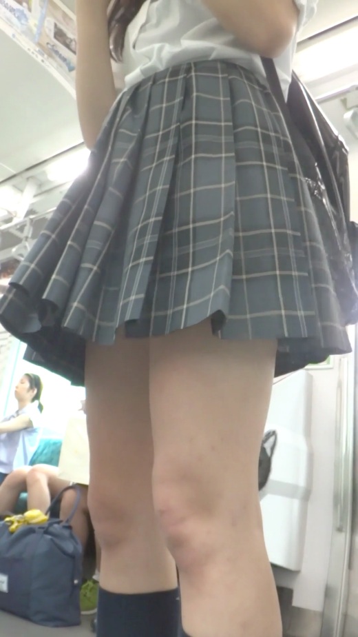 パンチラ盗撮 制服女子 水色花柄パンツを電車内で激写 gallery photo 1