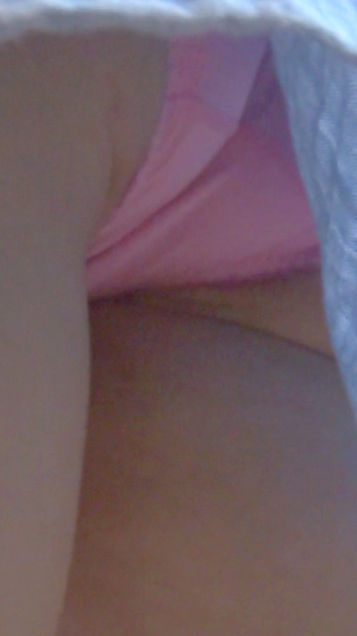 パンチラ盗撮 女子大生 ピンクパンツをデニムのミニスカートから覗く gallery photo 2