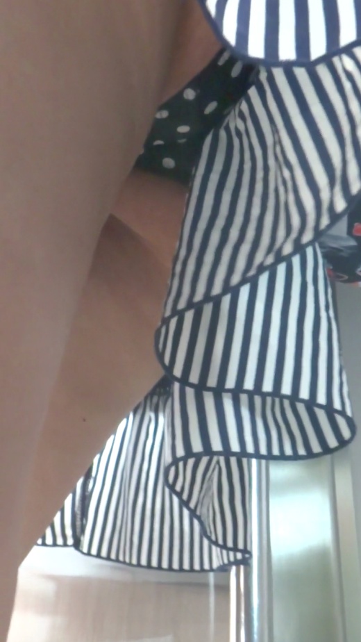 パンチラ盗撮 女子大生 水玉パンツを電車内で強引撮影 gallery photo 2