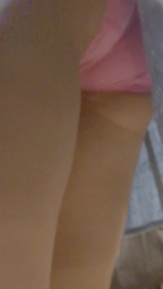 パンチラ盗撮 女子大生 ピンクパンツをデニムのミニスカートから覗く gallery photo 1