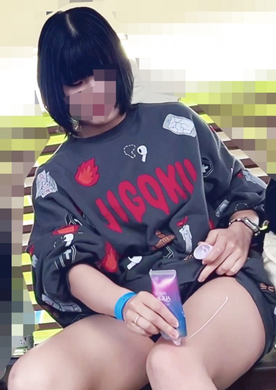 卑猥な生脚にクリームを丁寧に塗りたくるJD