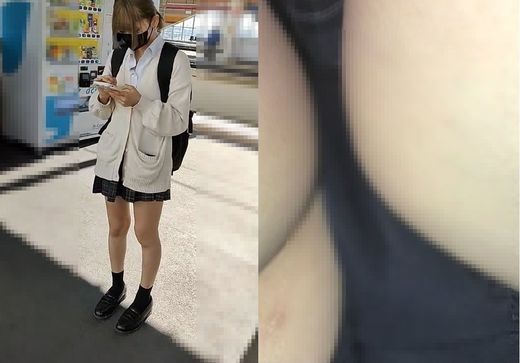 ぴえん系Kちゃんの激ミニ制服黒パンティ逆さ撮り gallery photo 3