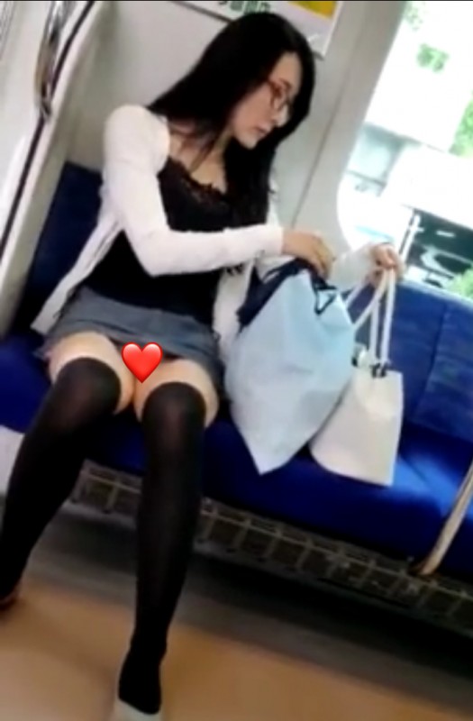 【電車パンチラ】メガネ美人（ニーハイ、デニムスカート）の誘惑パンチラ