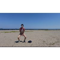 海水浴場で透け透け水着で野外露出 