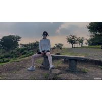 ノーパンで野外オナニーする女