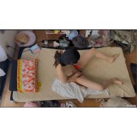 クリトリスに唾をつけてオナニーする女