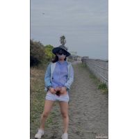 海水浴場で野外露出する素人女性 