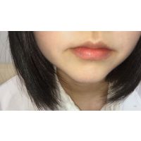 【極小リップの誘惑】国民的妹系アイドルAちゃん風美女の「秘密の口元」接写ビデオ - 1分53秒の至福体験 -