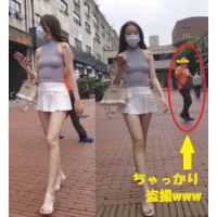 【ミニスカお姉さんを盗撮してたら…ちゃっかり同業者にも撮られた瞬間に遭遇ww】 