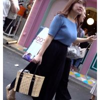 メロン爆乳な豊満爆乳美女!