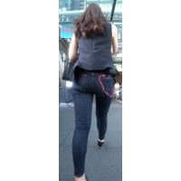 履きこなされたデニム美女の爆尻!
