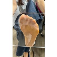 仕事帰りで蒸れたOLさんの足の裏 