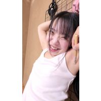 縦動画 くすぐり脇特化！　つぶらな瞳でオジサンをチラ見しながらベビーボイスで反応するちっちゃな女子さん（完全オリジナル） 
