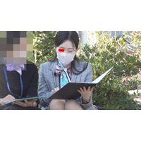 公園パンチラ25 広場で打ち合わせしてる後輩スタッフに声掛けて近付いて見ました