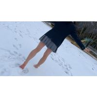 【完全裸足】第43弾！裸足で雪積もる公園を歩く服女子 