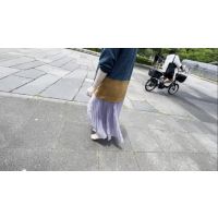 Japanese girl walks barefoot in the park part2