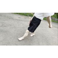 Japanese girl walks barefoot in the evening part31_2