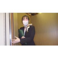 【ホテルウーマン】端正な顔立ちをしたホテルスタッフの透けた濡れ蒸れパンチラと推定Gカップ胸チラ 