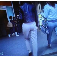 カッコイイ系のスタイルで高級ブランド大好き美女が極薄ピタパンでパンティライン浮かせて歩いてるよ