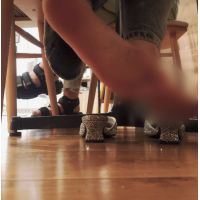 足臭No.143★匂い嗅ぎ完全拒否!カフェで友達とダベりながら素足パンプスで蒸れた足を晒す22歳