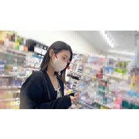 距離感バグの協力者が二人!清楚系美人の純白パンティを接写【禁断の逆さ撮り】