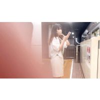 電車男vs水色パンティ食い込みお姉さん。駅で見つけたパンチラ【禁断の逆さ撮り】
