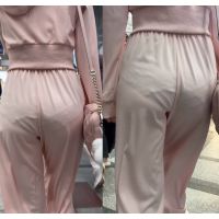 パンティラインがくっきりと透けちゃってる美女