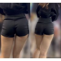 スタイル抜群のショートパンツ美女 