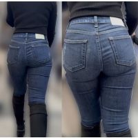 ムチムチデニムパンツのお姉さん