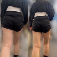 黒ショートパンツのギャルのお尻