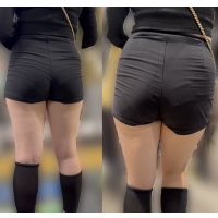 ムチムチショートパンツがセクシーなお姉さん