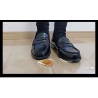 [Crash] Bread and grass are stepped on by loafers underfoot (J2_