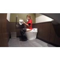 カフェチェーン『S』�� 一流の店員はトイレでも笑顔(^_^)