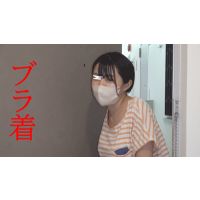 玄関入って5秒で胸チラ確定。Tシャツ1枚下はノーパンという軽装でやってきた若妻さん。 