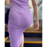 《あら、ブラ紐が！ 大胆な服装でお出かけするセレブ美女》 