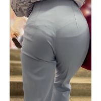 《ブルンって音が出てそう！美巨尻を強調させるハイウエストパンツ》 