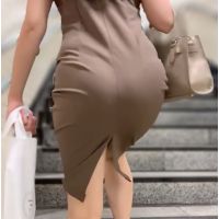 《絶妙なスリットが堪らない!Tバックも浮かび上がらせるセレブ美女》