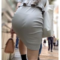 《突き出すぁ�鷯錣縫妊�い尻!Tラインを浮かび上がらせる出勤するOL》