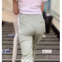 《高級美人OL！美脚パンツが薄過ぎてパンティーが透け透けになってしまう》 