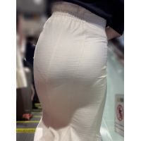 《密着度１００%！極上美女の美巨尻が強調されたマーメイドスカート》 