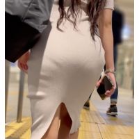 《セクシーOL！スリットがそそられるタイトワンピ姿》 